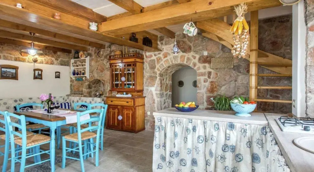 Luxurious Holiday Home in Risika with Private Beach, Varaa Hotelli Hotellit Kvarner Islands uima-altaalla, Uima-allas