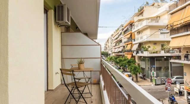 Wide Comfy Studio Apartment Centrally Located In Thissio, Забронировать Апартаменты/квартира Афины Острова Саронического залива - Аттика, рядом с Холм Филопаппос