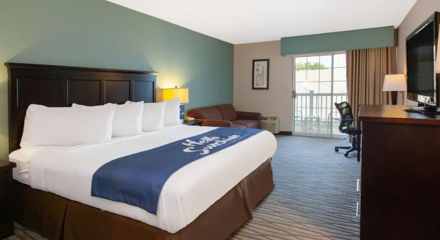 Двухместный номер Deluxe с балконом Days Inn by Wyndham Petoskey