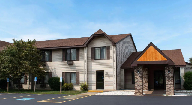 Кровать в общем номере Travelodge by Wyndham Ishpeming/Marquette