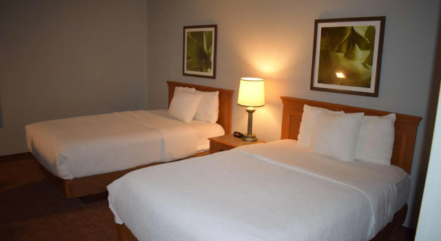 Четырёхместный номер Standard AmericInn by Wyndham Glendale Milwaukee