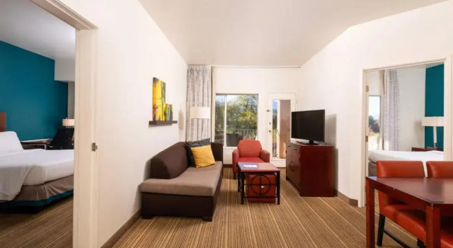 Люкс с 2 комнатами с балконом и с видом на поле для гольфа Residence Inn Palm Desert