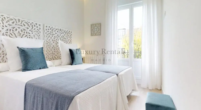 Apartamentos Fuencarral, Забронировать Отель Шамбери Мадрид, рядом с Церковь Св. Терезы и Св. Иосифа