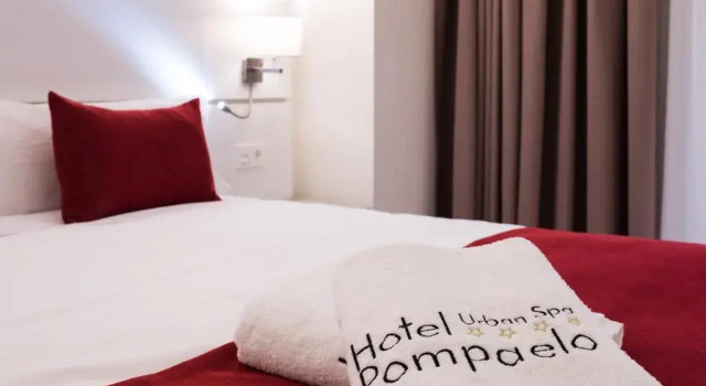 Семейный номер Standard с балконом Hotel Pompaelo Plaza del Ayuntamiento & Spa