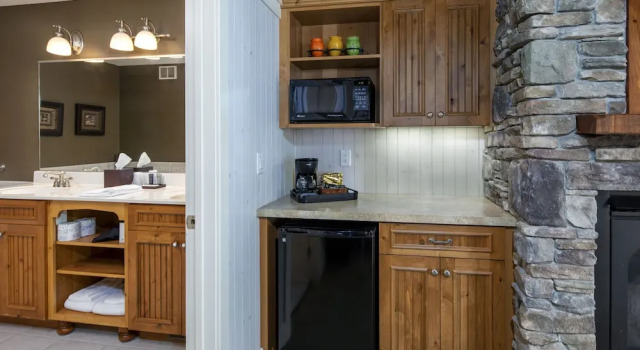 Люкс с балконом и с видом на озеро Larsmont Cottages