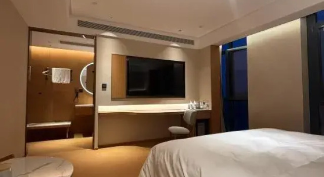 Люкс Deluxe Qingdao Quanyi Hotel (Xinduxin Qingjiang Road Metro Station Branch)