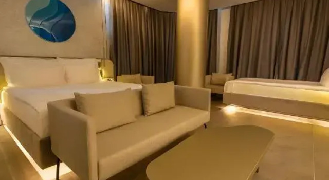 Трёхместный люкс с красивым видом из окна Four Hills Hotel