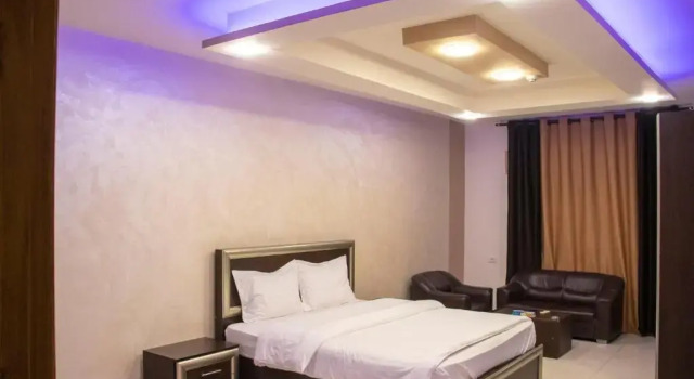 Четырёхместный номер Comfort Sara Crown Hotel