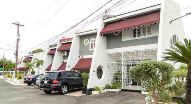 Коттедж Captivating 2-bed Town-house in Kingston