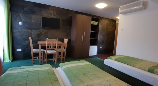 Трёхместный номер Superior с балконом Babi Guesthouse - Babi Vendégház
