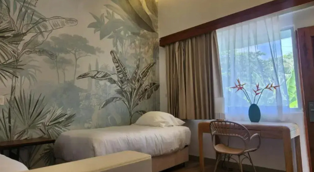 Полулюкс Cocoplum Beach Hotel