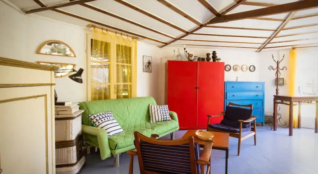 Cottage completely surrounded by a garden, away from traffic noise, close to sea