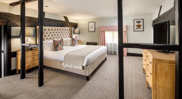Люкс voco Lythe Hill Hotel & Spa by IHG