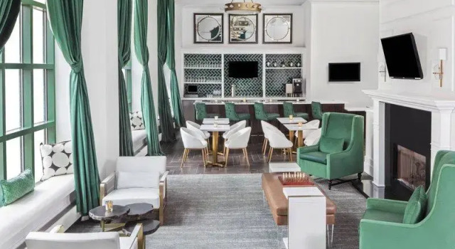 Кровать в общем номере Courtyard by Marriott Stamford Downtown