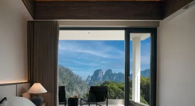 Люкс с 2 комнатами с балконом Yueshanju Jingshang Holiday Homestay ( Zhangjiajie National Forest Park)