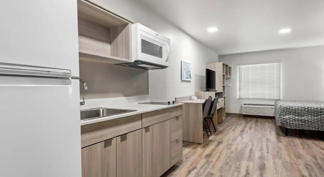 Люкс Woodspring Suites Lancaster North
