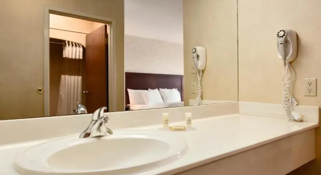 Четырёхместный номер Standard Days Inn & Suites by Wyndham Brandon