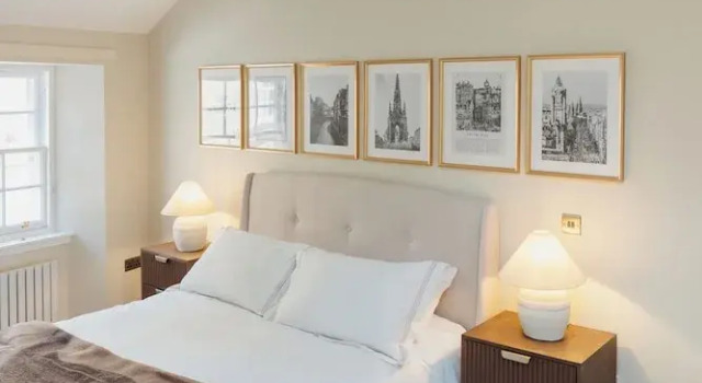 Апартаменты Charming Central Mews Home with Secure Parking