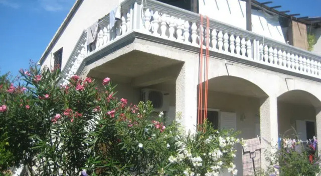 Apartment Patrik, Забронировать Апартаменты/квартира Бетина Murter Island, рядом с Частный Пляж «Апартментс Сандра»