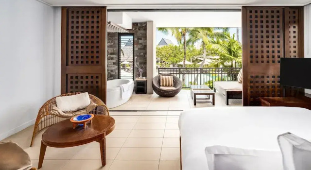 Двухместный номер с балконом и с видом на бассейн InterContinental Fiji Golf Resort & Spa by IHG