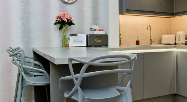 Ultra Modern, West End Village, Refurbished basement appt, Забронировать Отель Эдинбург Midlothian, рядом с Scottish Widows Bank Plc