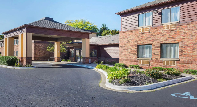 Номер Standard AmericInn by Wyndham Holland MI