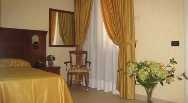 Pino Hotel, Varaa Hotelli Gizzeria Calabria
