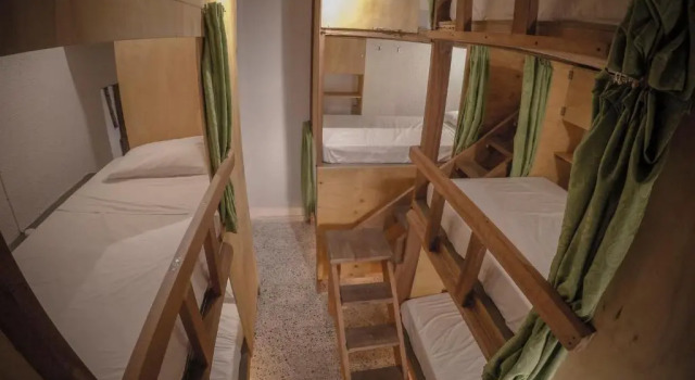Кровать в общем номере al Bosque Hostel & Glamping