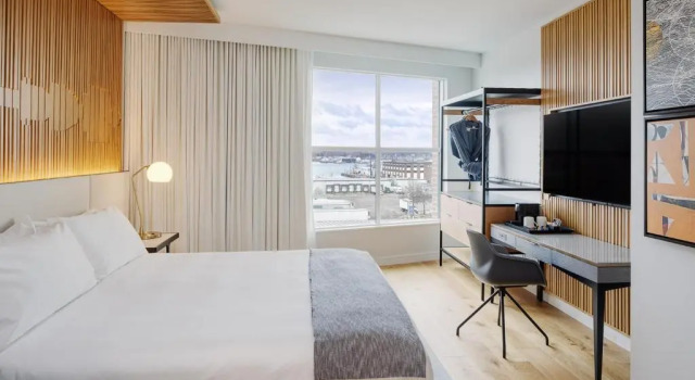 Двухместный люкс c 1 комнатой с видом на воду Canopy By Hilton Portland Waterfront