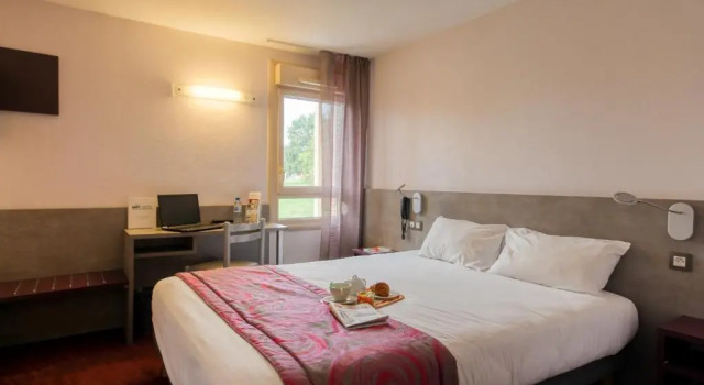 Четырёхместный номер Standard Brit Hotel Les Evens