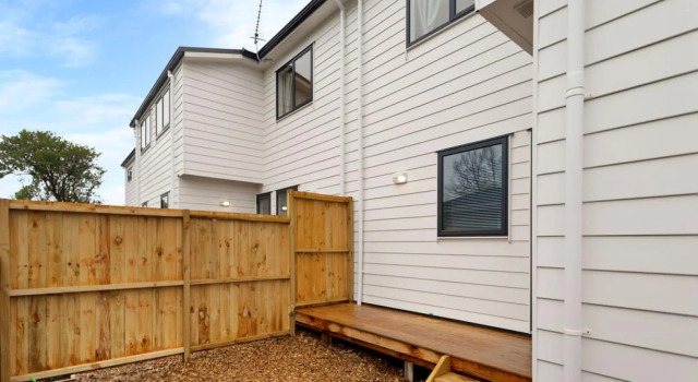 Cheerful Three Bedroom Townhouse with Parking