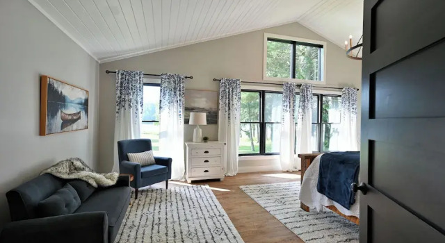 Modern Lakehouse Retreat on Lake Namakagon With Private Hot Tub, Book Feriehus Hoteller i Chequamegon National Forest med parkering, Parkering