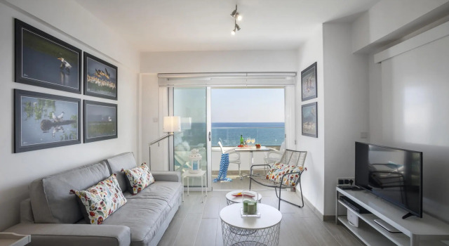 Mackenzie Zoe Seafront Suite, Book Hotel Larnaka Larnaca Region