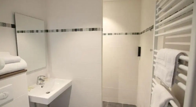 Трёхместный номер Standard Logis Hôtel - La Chambre dAmiens