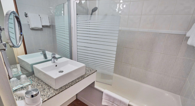 Трёхместный номер Standard Kyriad Prestige Beaune le Panorama