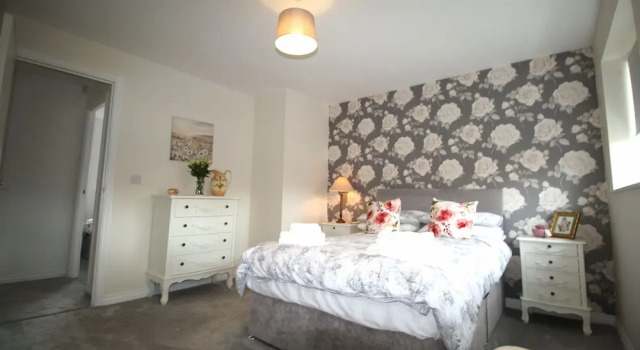 2 Bed House - Large Garden - Pet Friendly
