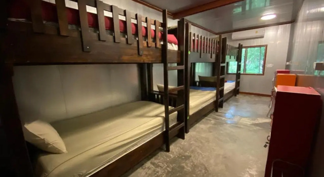 Кровать в общем номере Orchard House Resort