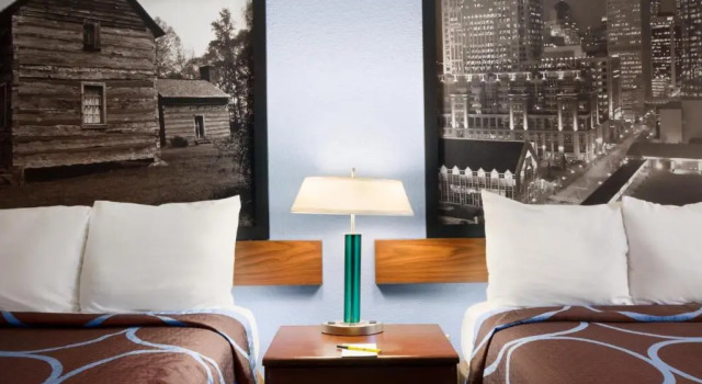 Номер Deluxe Super 8 by Wyndham Charlotte University