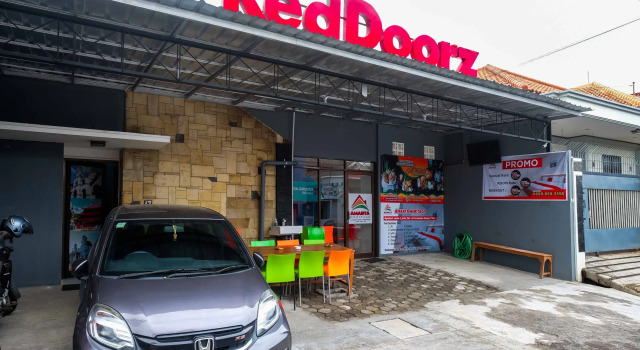 RedDoorz Hostel near Lawang Sewu Semarang, Book Hostel / Vandrerhjem Hostels i Central Java, Hostel / Vandrerhjem