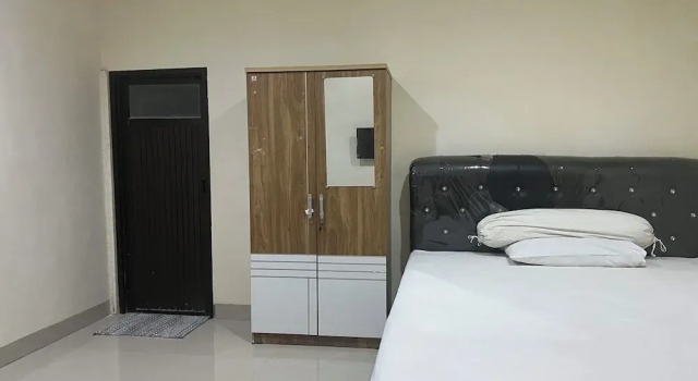 Номер Standard OYO 94015 Kost Alif Near Masjid Jami Nurul Huda