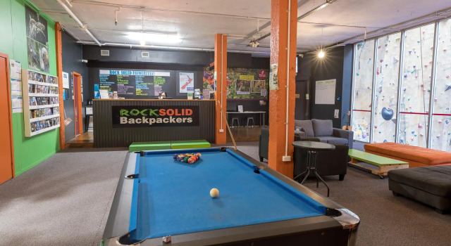 Кровать в общем номере Rock Solid Backpackers Rotorua