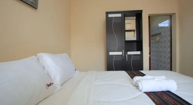 RedDoorz @ Puri Gerenceng Tuban, Забронировать Отель Тубан Кута, рядом с Магазин сувениров Krisna