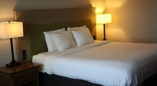 Двухместный люкс Country Inn & Suites by Radisson, Salina, KS