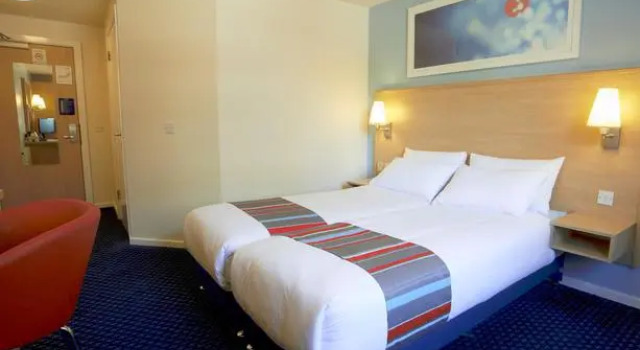 Travelodge Glastonbury, Забронировать Отель Гластонбери Сомерсет, рядом с Часовня Святой Маргариты и приют Магдалин