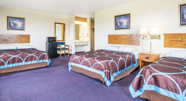 Шестиместный люкс Super 8 by Wyndham Neillsville WI