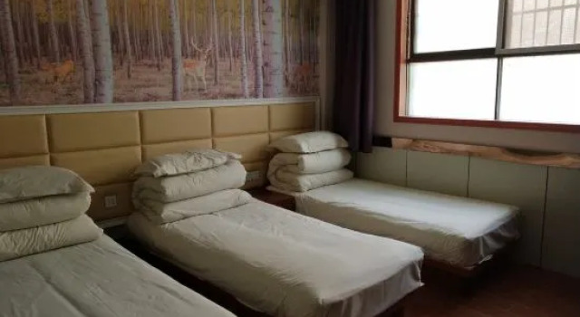 Трёхместный номер Standard Tai He HuaBao Hotel
