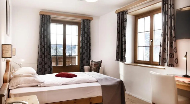 Hotel Waldhaus am See, Book Hotel Hoteller i Mittelbunden med parkering, Parkering