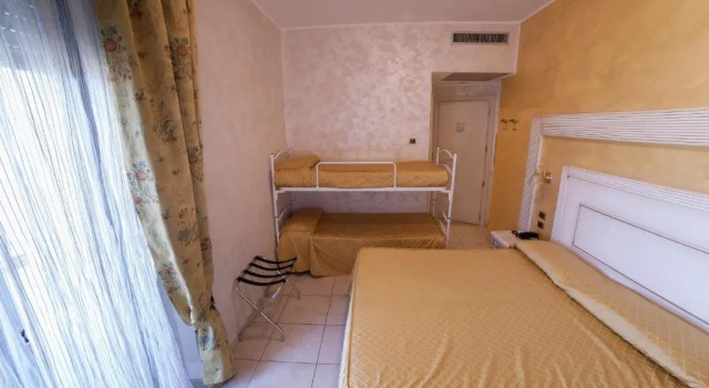 Четырёхместный номер с частичным видом на море Hotel Diplomat Palace