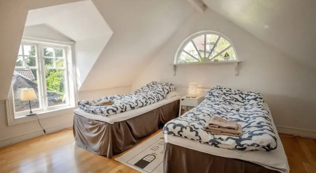 2 Bed House Sleeps 4 With Garden & Free Parking, Book Hotel Hoteller i Ronneby med parkering, Parkering