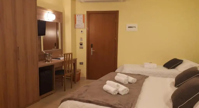 Трёхместный номер Standard с балконом и с частичным видом на море Hotel La Ninfea